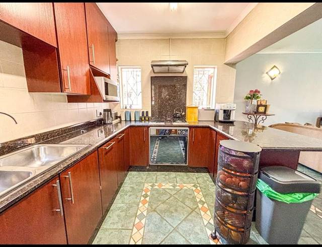 2 BEDROOM TOWNHOUSE FOR SALE IN BASSONIA
